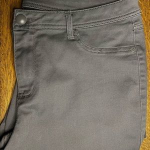 NWOT Roz & Ali Gray Jeans Size 18